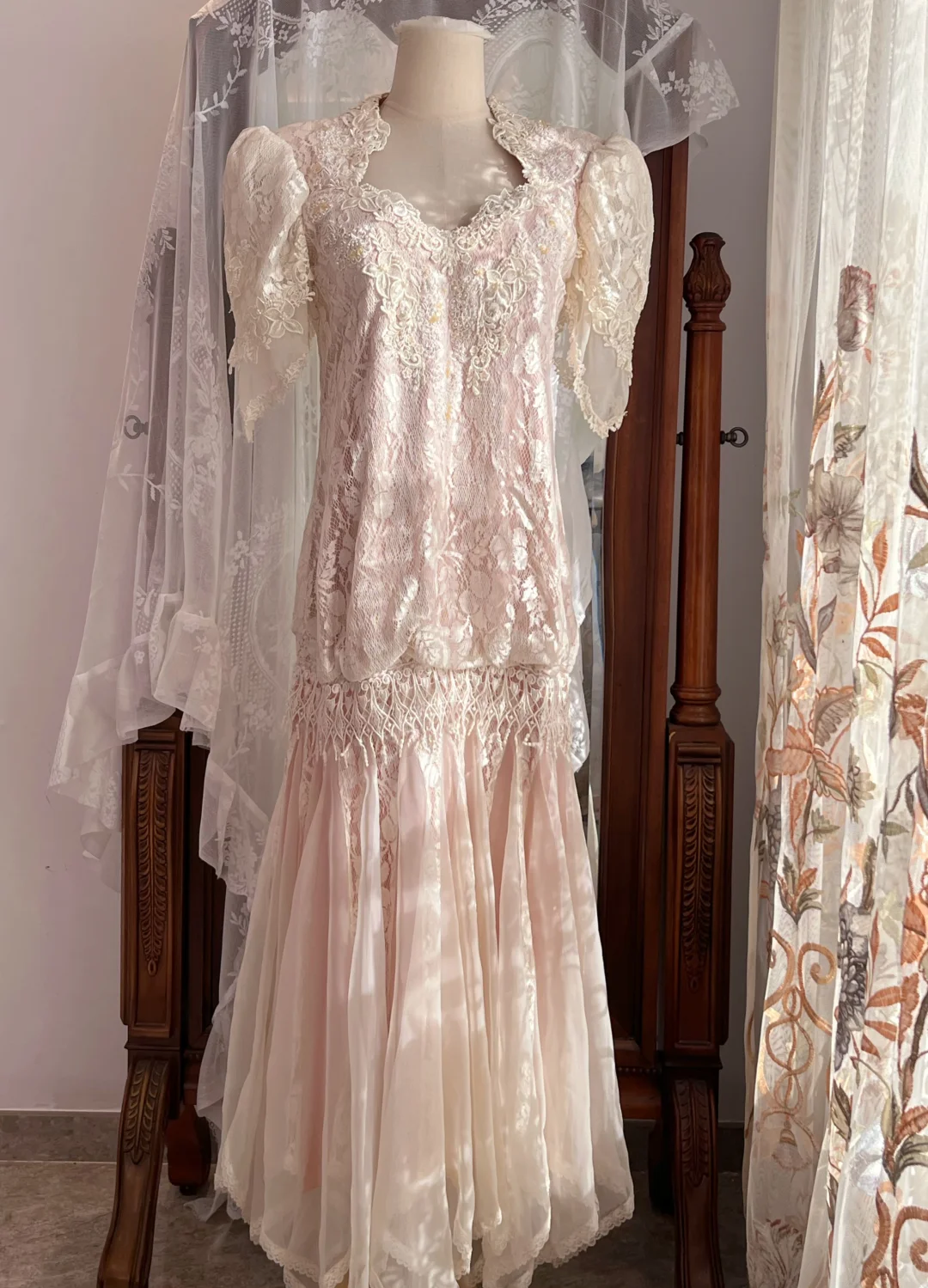 Light Pink Scalloped V Neck Floral Lace Vintage Victorian Maxi Prom Dress gh9311