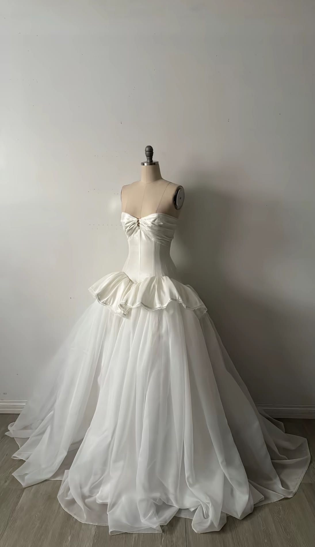 ✨Girlhomeshops-Strapless White Satin Sweetheart Corset Wedding Gown with Chiffon Train gh10219