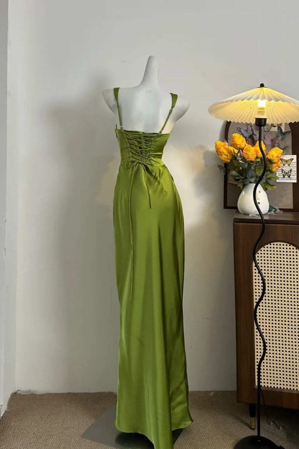 Girlhomeshops - Robe de bal en satin vert olive à fines bretelles pour fille (GH5844)