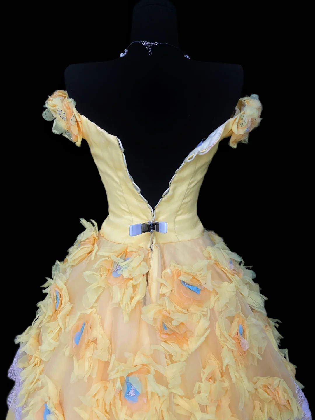 Yellow Off‑the‑Shoulder Princess Ball Gown, White Lace Applique Bodice, 3D Fabric Floral Ornaments, Lace Overlay Trim, Multi‑Layer Ruffled Chiffon Skirt, Cosplay Prom Dress gh8907