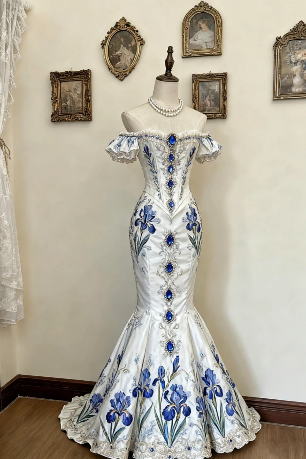 Girlhomeshops - Iris - Robe de soirée sirène en satin brodé et losanges bleu roi incrustés, épaules dénudées, longueur au sol, gh5894
