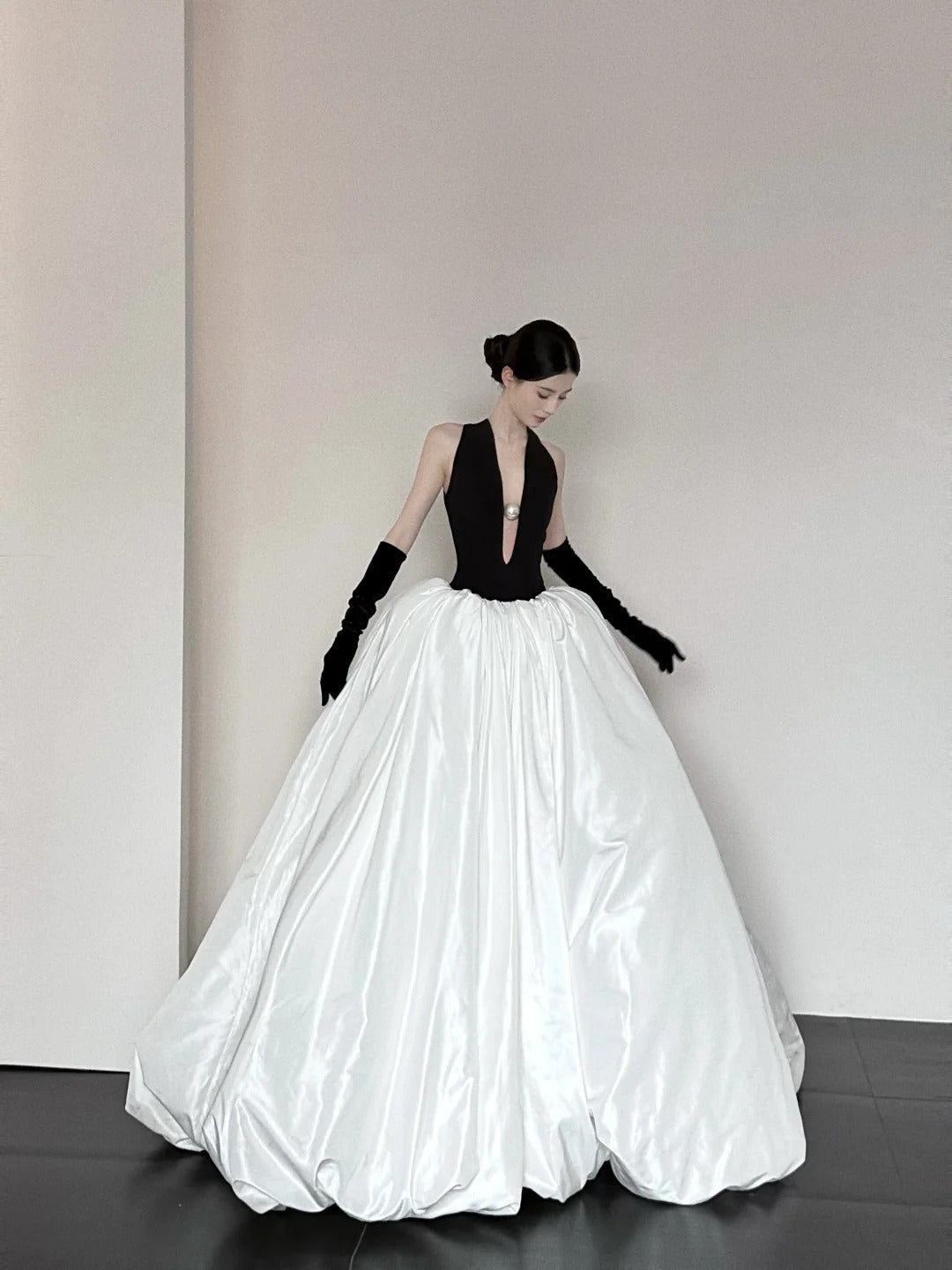 Schwarz und weiß modische und elegante V-Ausschnitt lange Satin A-Linie bodenlangen Ballkleid Abendkleid Ballkleid gh3732