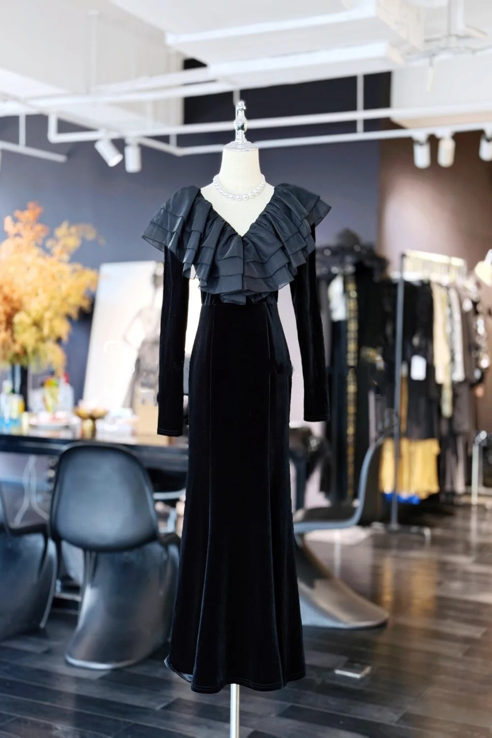 Schwarzes, bodenlanges Samtkleid mit Rüschen und langen Ärmeln gh6384