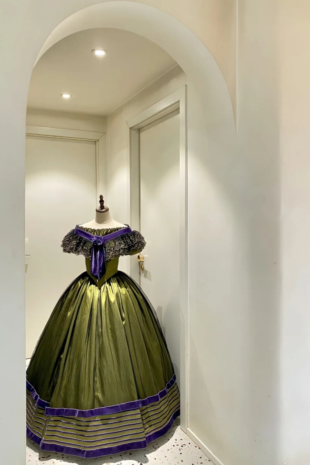 Olivgrünes schulterfreies viktorianisches Ballkleid aus Satin: Satinstoff, floraler Samtbesatz, sternförmige Spitze, Retro-Ballkleid-Silhouette, formelles Ballkleid gh6734