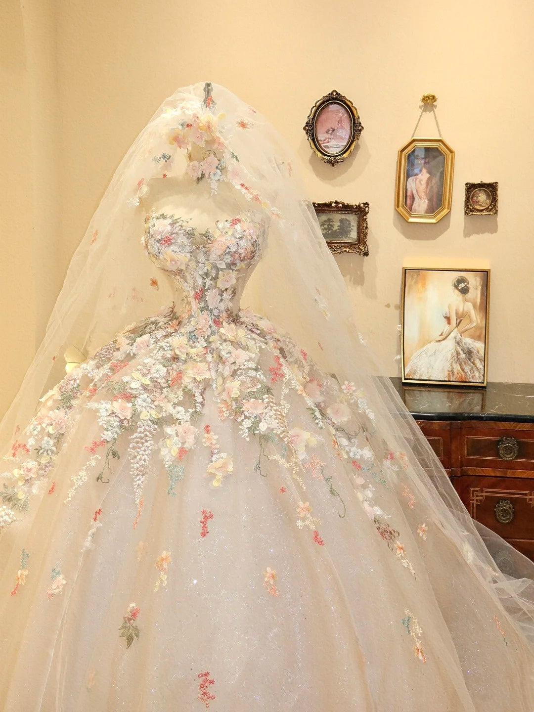 girlhomeshops-Romantisches Brautkleid aus besticktem Tüll, langes ärmelloses Brautkleid mit Schleppe gh5904
