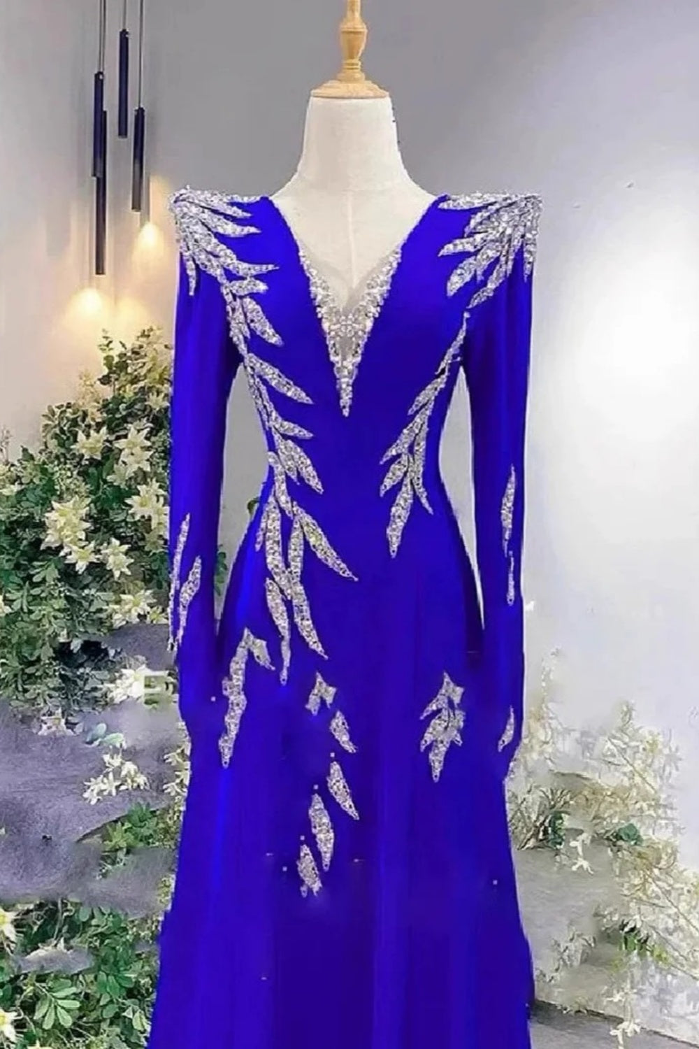 Robe longue à manches longues et traîne perlée bleu royal brillant gh6386