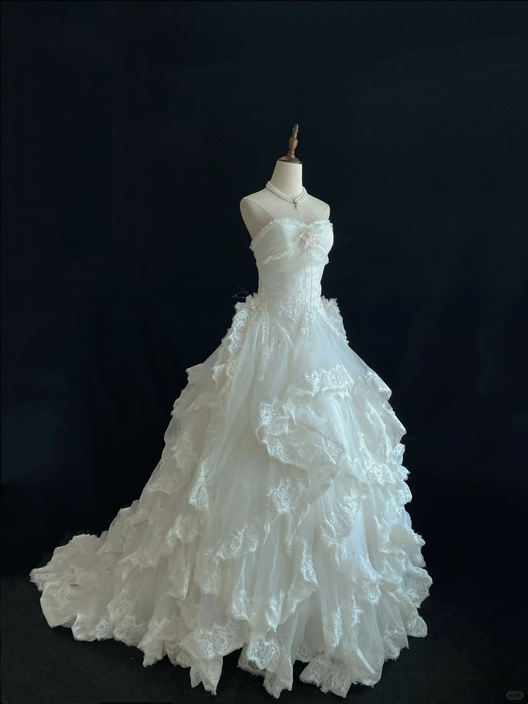 Off-White Strapless Romantic Gown, Lace Fabric, Cinched Waist, Voluminous Tiered Vintage Skirt, Wedding Dress gh8107