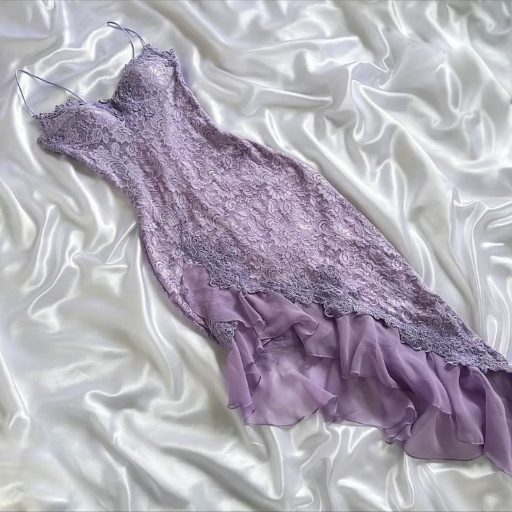 Robe de soirée élégante en dentelle délicate violette, coupe ajustée, longue, gh3282