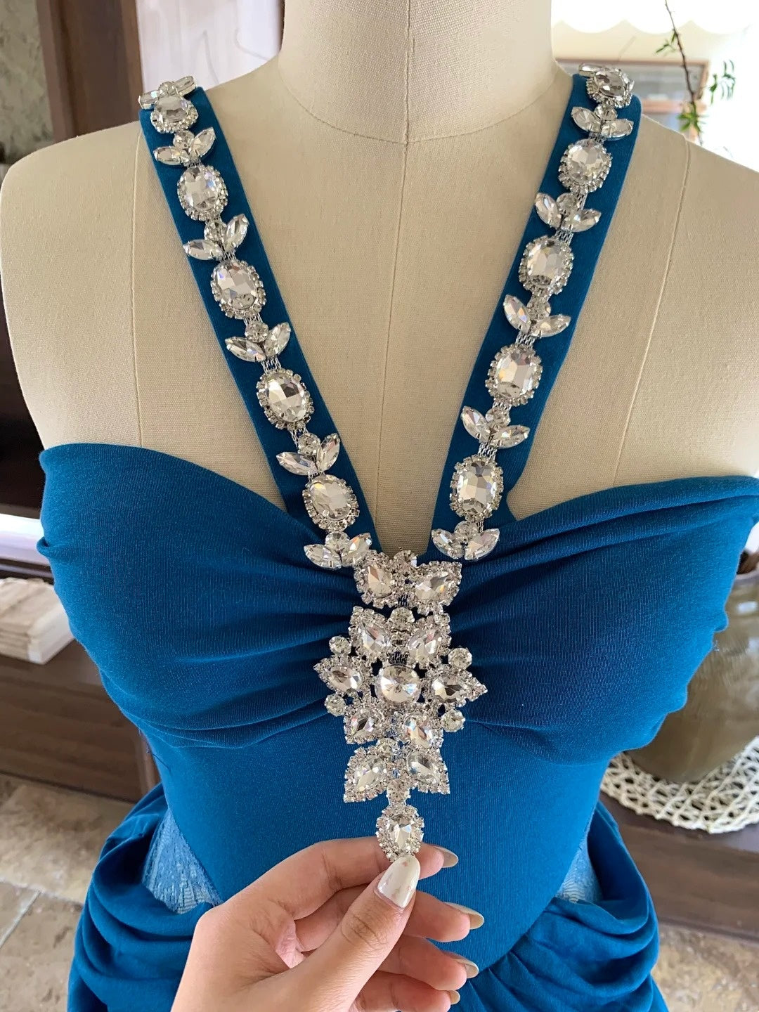 Langes, elegantes, blaues Satin-Abendkleid mit exquisiter Perlenverzierung (gh6769)