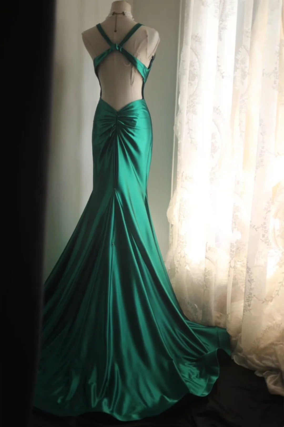 girlhomeshops-Ärmelloses, tiefes V-Ausschnitt-Rückenfreies, dunkelgrünes Meerjungfrauenkleid aus Satin, Retro-elegantes, schmal geschnittenes, bodenlanges Abendkleid gh5827
