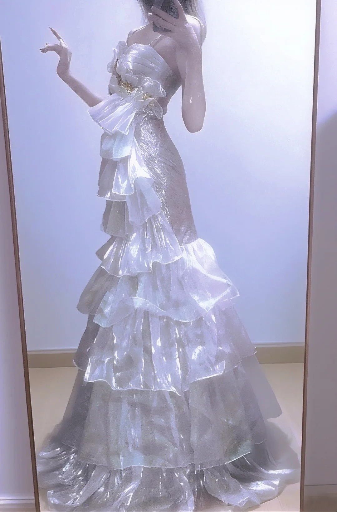 Une longue robe de soirée en mousseline, couleur clair de lune gh6809