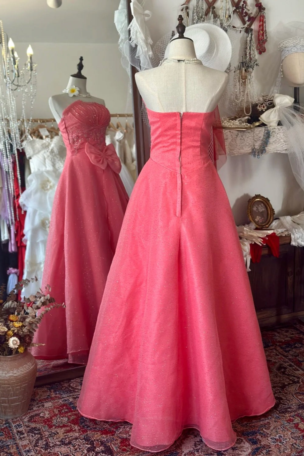 Retro-Diva-Neckholderkleid: Taillenbetonter Rüschenrock, Satin, hochwertiges Partykleid gh6579