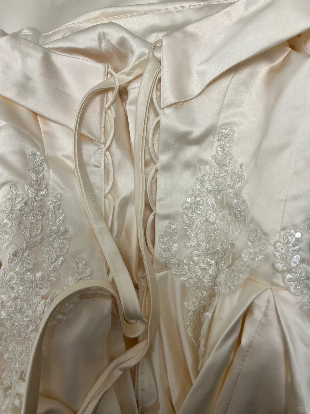 Weißes, zartes, florales Applikations-Lang-Satin-Ballkleid, Abendkleid, Brautkleid gh4292