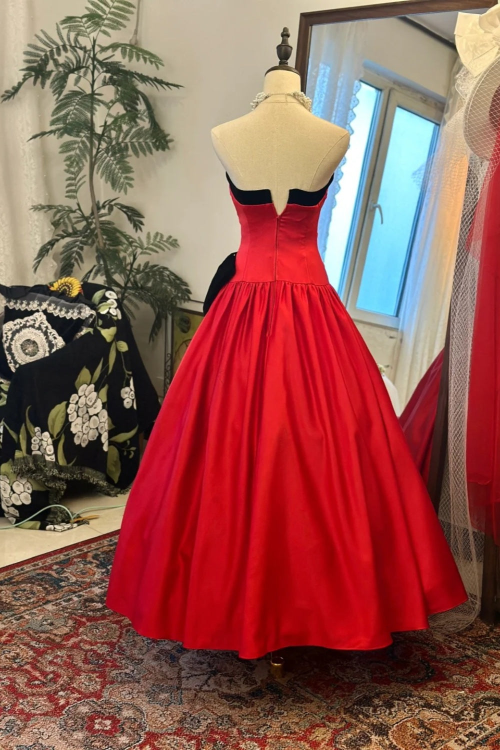Rotes und schwarzes Bandeau-Ballkleid im Color-Blocking-Stil: 3D-Schleife, tailliertes ausgestelltes Kleid, robustes Maxikleid im Retro-Stil für Bankette (gh6581)