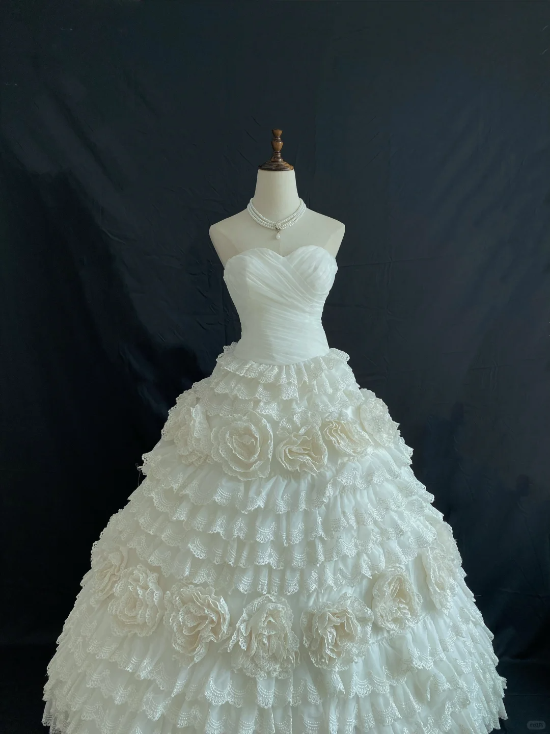 Off-white Strapless Long Romantic Gown, Fitted Waist, Fluffy Tiered Cake Skirt With Lace Trim, Wedding Dress & Bridal Gown gh8208