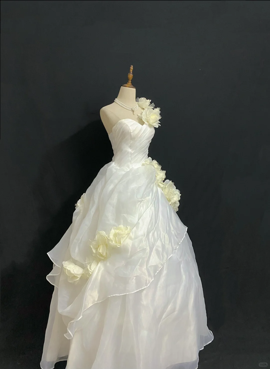 Off-White One-Shoulder Romantic Wedding Dress with Floral Details, Cinched Waist, Voluminous Princess Skirt gh8315