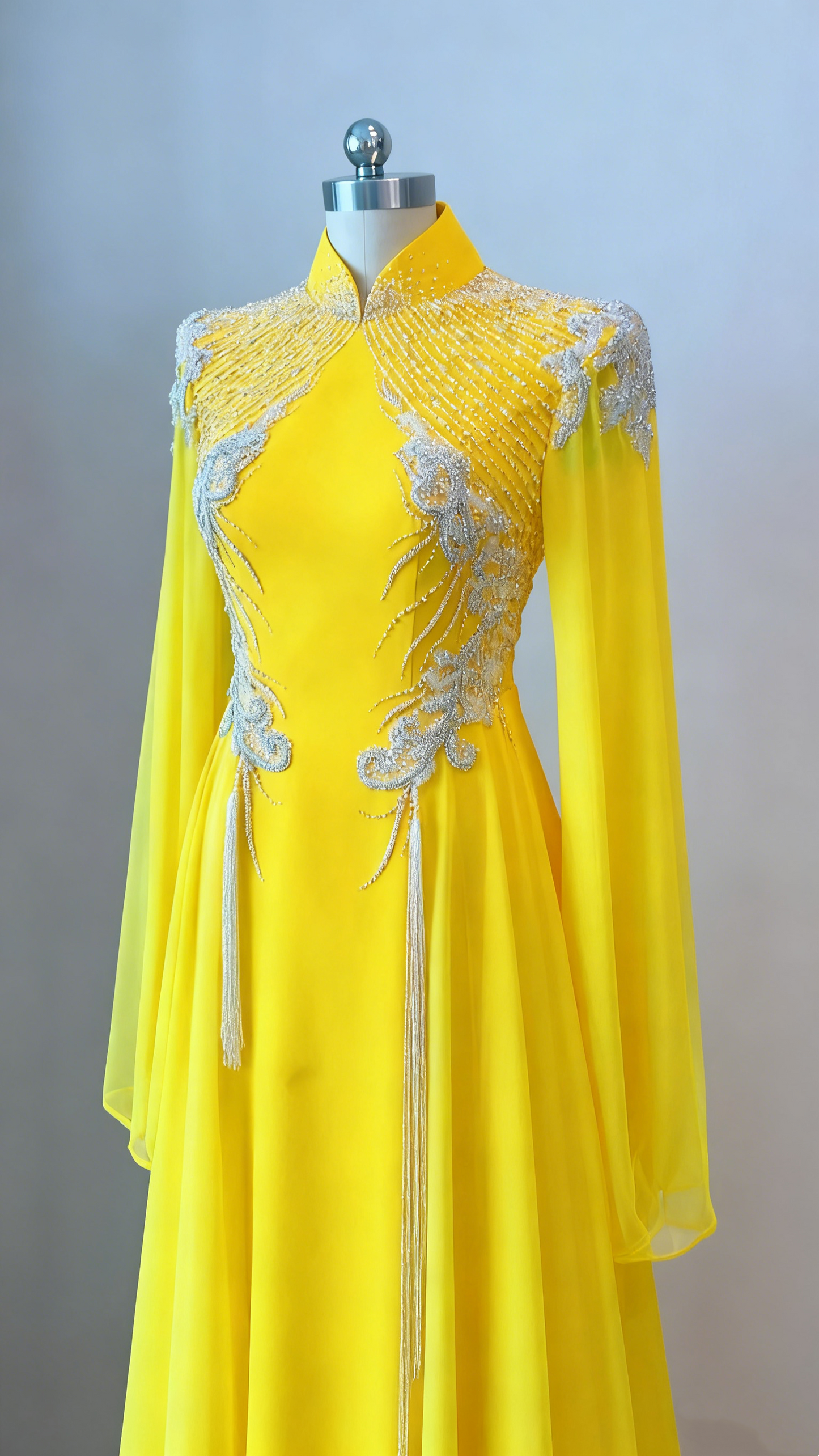 Hellgelbes, perlenbesetztes Satin-Abendkleid mit Stehkragen und langen Ärmeln, gh6392
