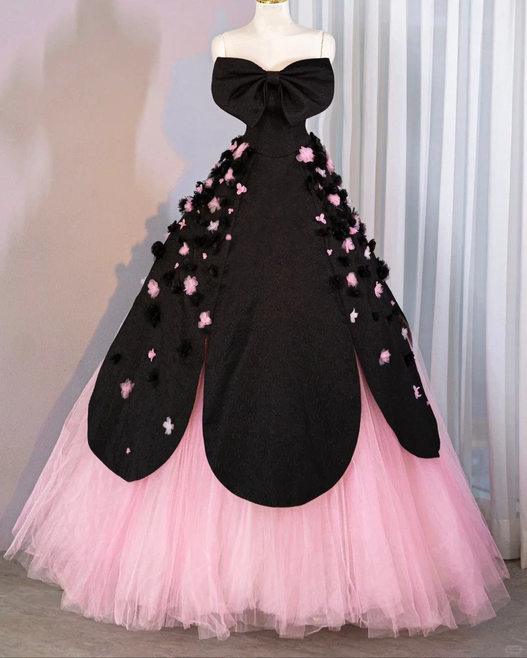 Schwarzes, satiniertes, rosa, geblümtes, langes, bodenlanges Tüll-Ballkleid, Abendkleid gh4548