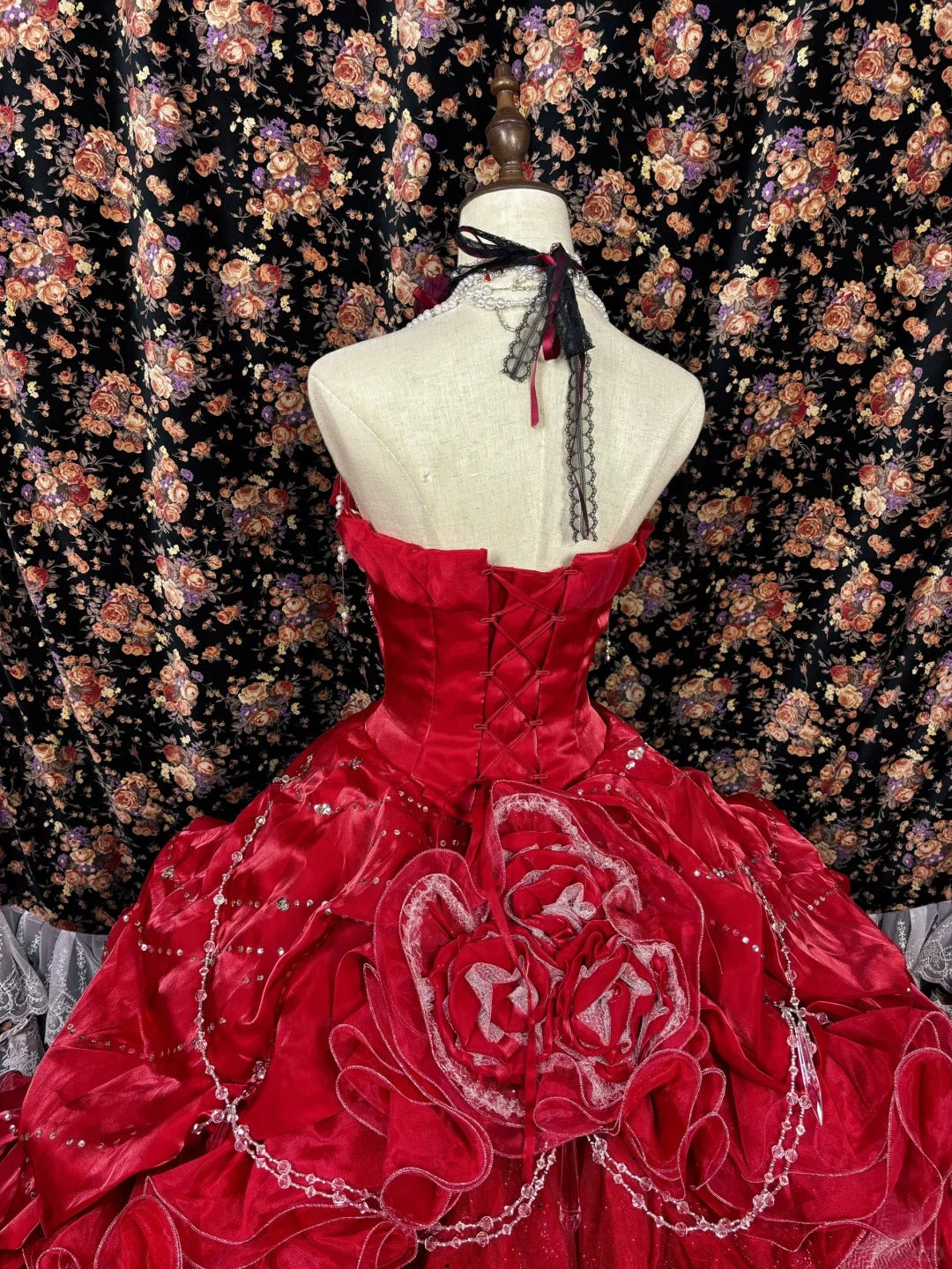Rotes langes Ballkleid-Abendkleid aus Satin mit Blumenmuster und Perlen gh4768