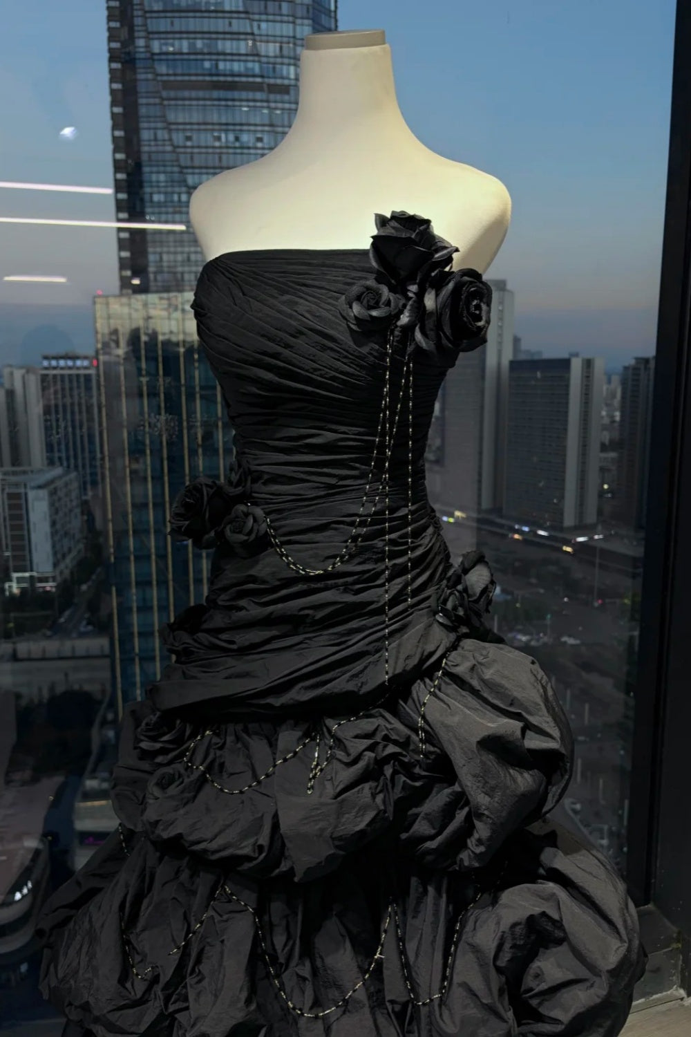 Schwarzes, elegantes, plissiertes langes Abendkleid/Ballkleid gh7085