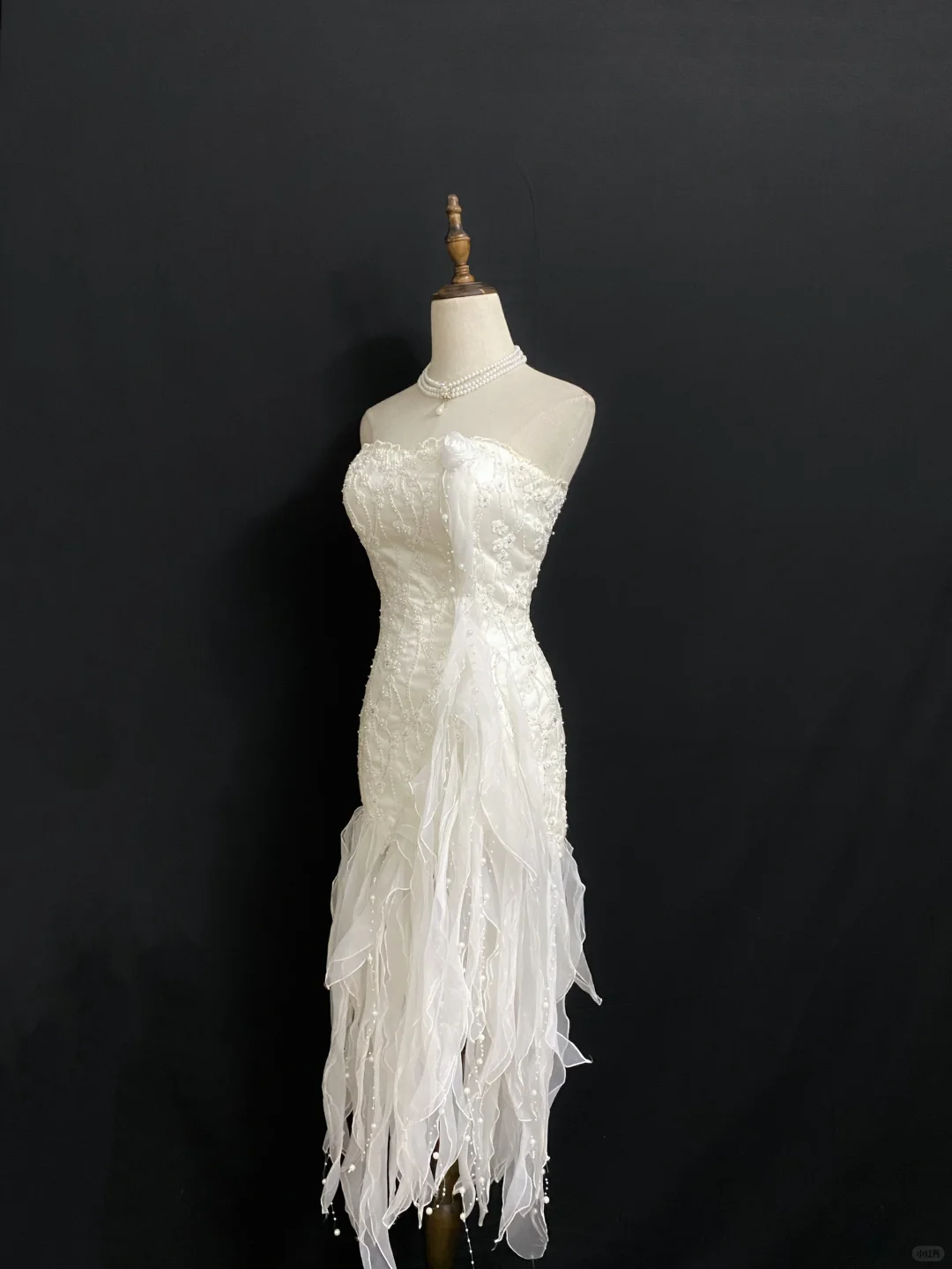 Off‑white Strapless Sexy Romantic Gown with Beaded Decorations and Fitted Slim Waist, Wedding Dress & Bridal Gown gh8309
