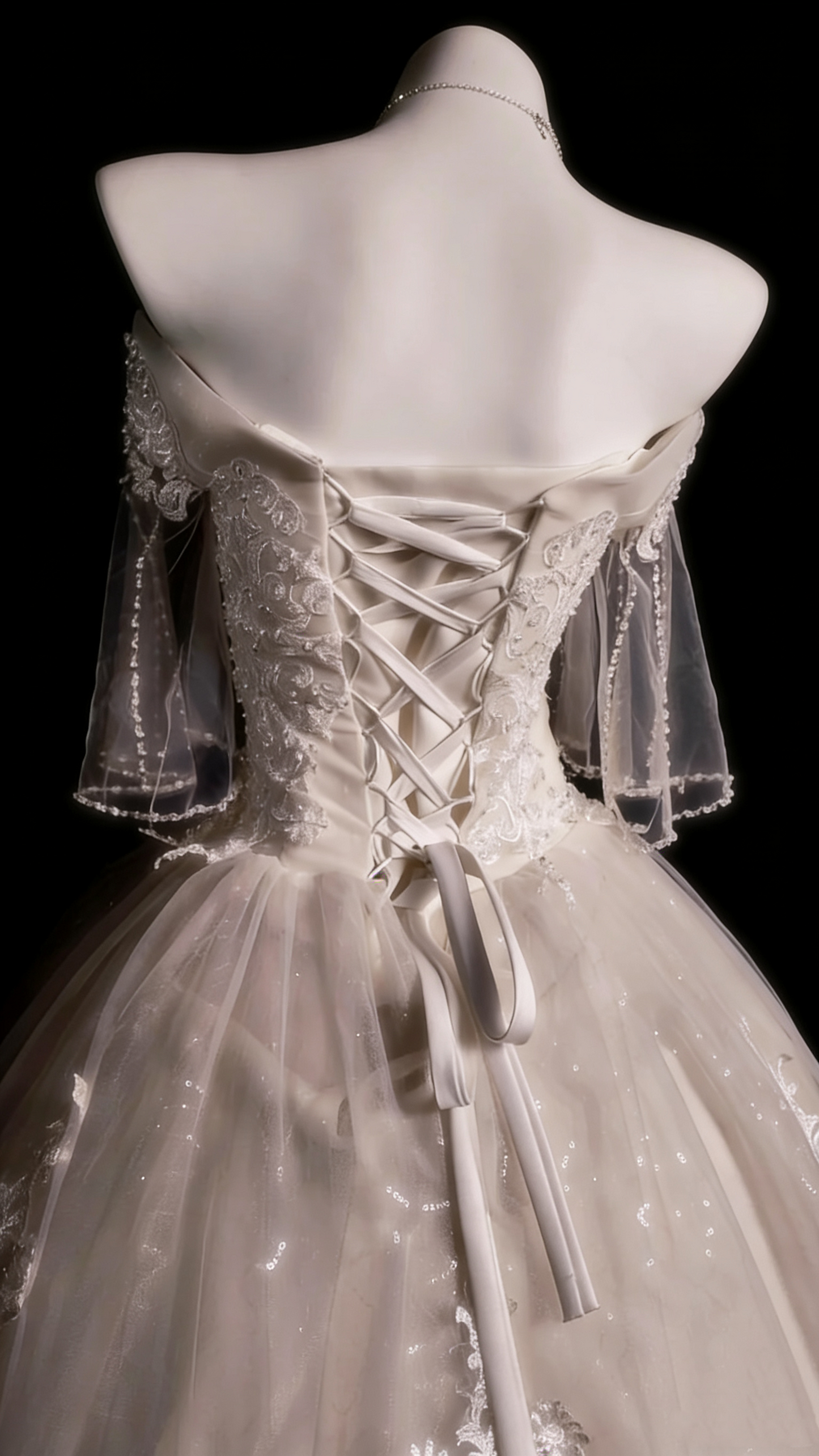 Luxuriöses, bodenlanges Ballkleid im Court-Stil aus Satin und Tüll mit schulterfreiem Ausschnitt, Perlenstickerei und Schleppe – Hochzeits- und Verlobungskleid gh6494