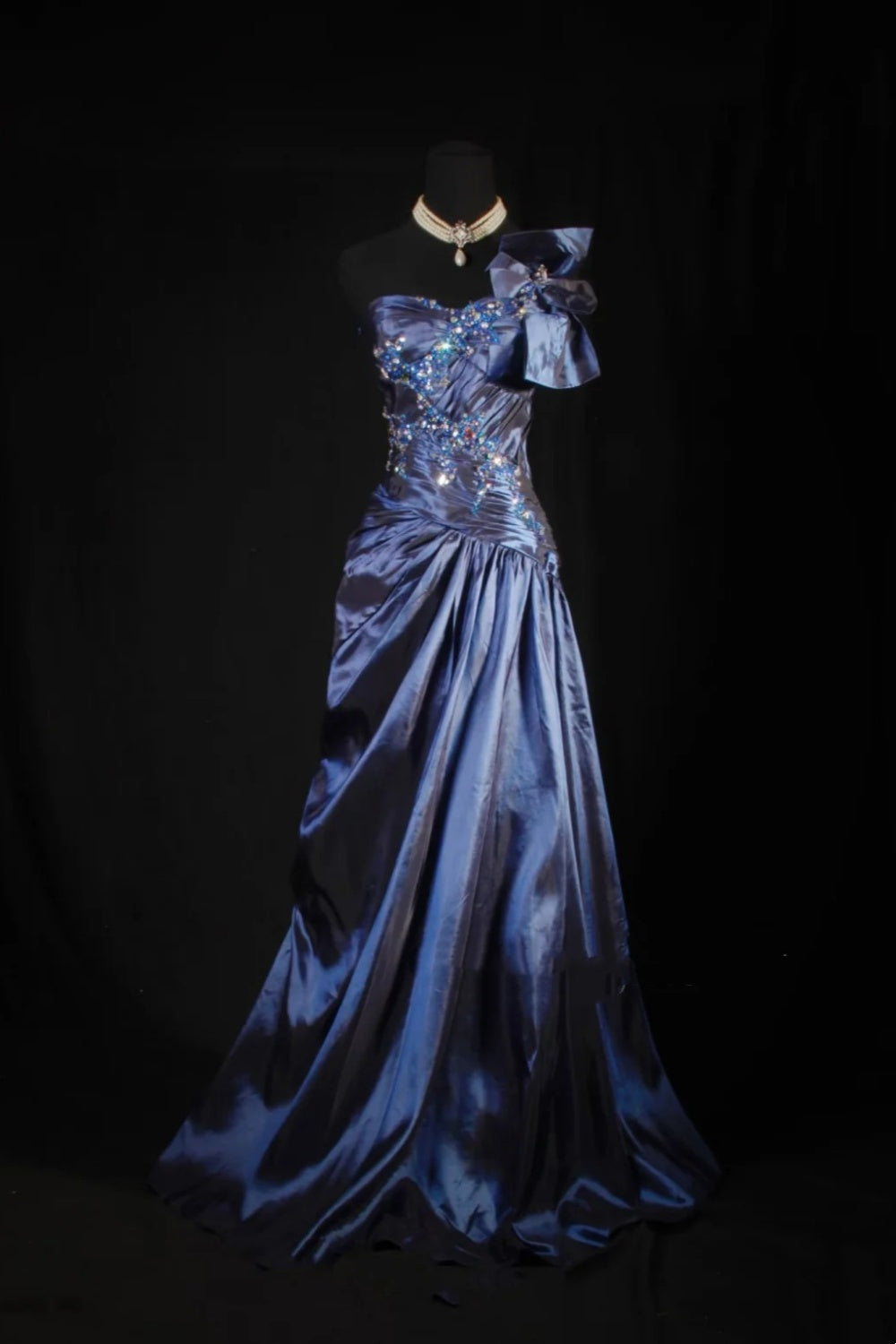 Elegantes, schimmerndes, marineblaues Satin-Abendkleid mit One-Shoulder-Schnitt und Perlenbesatz – Abendkleid und exklusives Partykleid gh6573