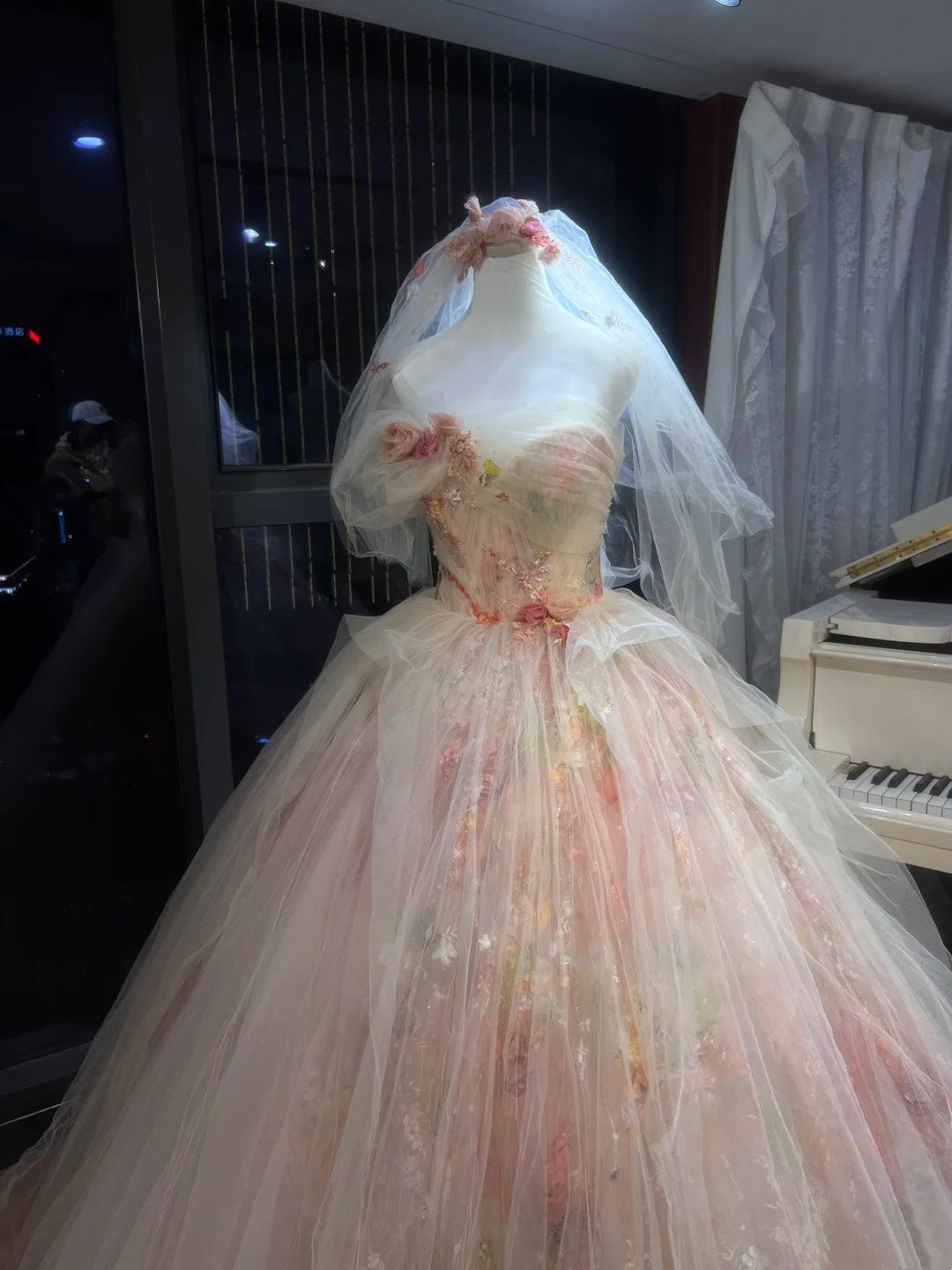 Ein bezauberndes Feenkleid mit Blumenmuster und Tausenden von Blüten am Saum. gh6728