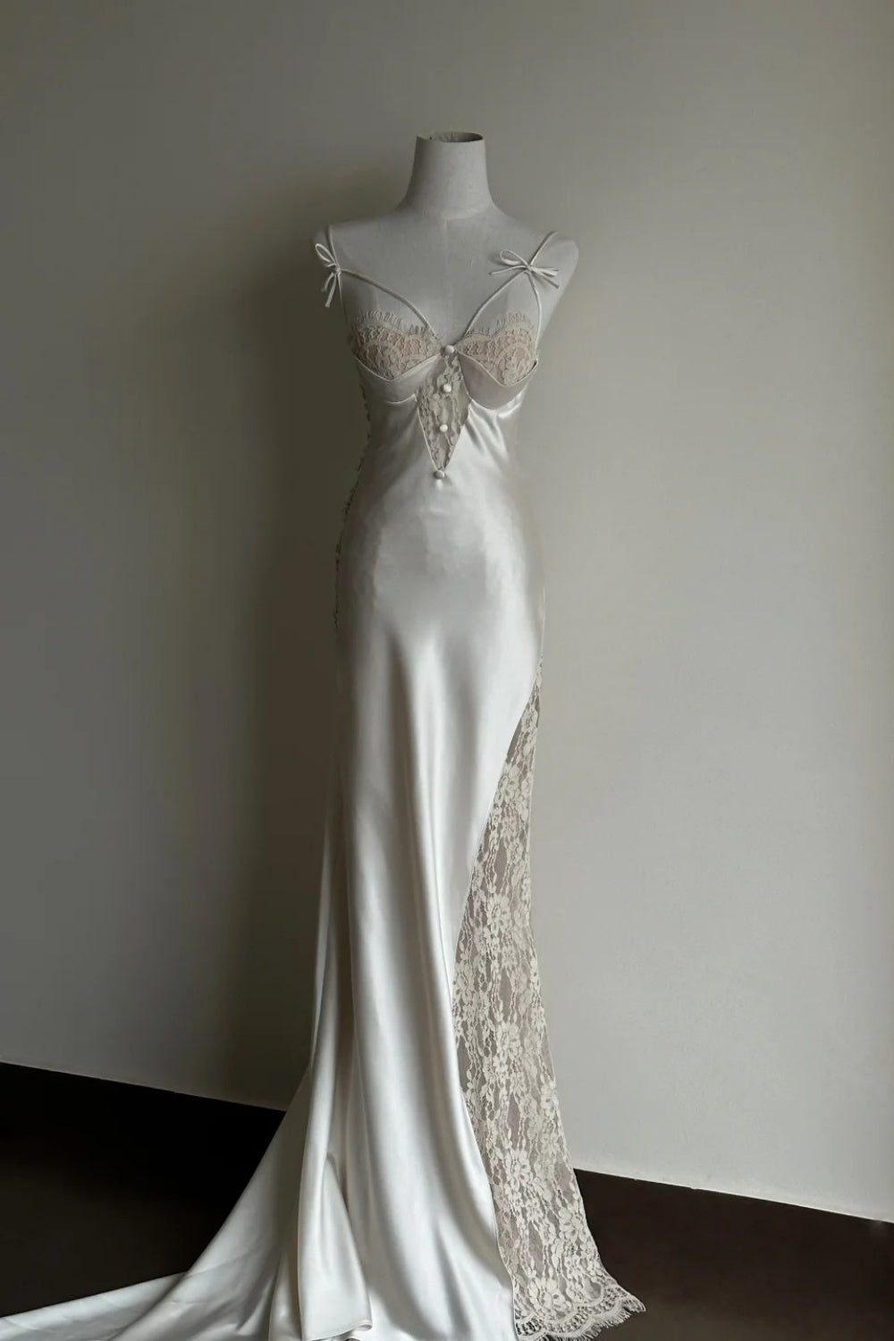Weißes, exquisites langes Brautkleid aus Satin mit langer Schleppe und exquisiter Spitze (gh6807)