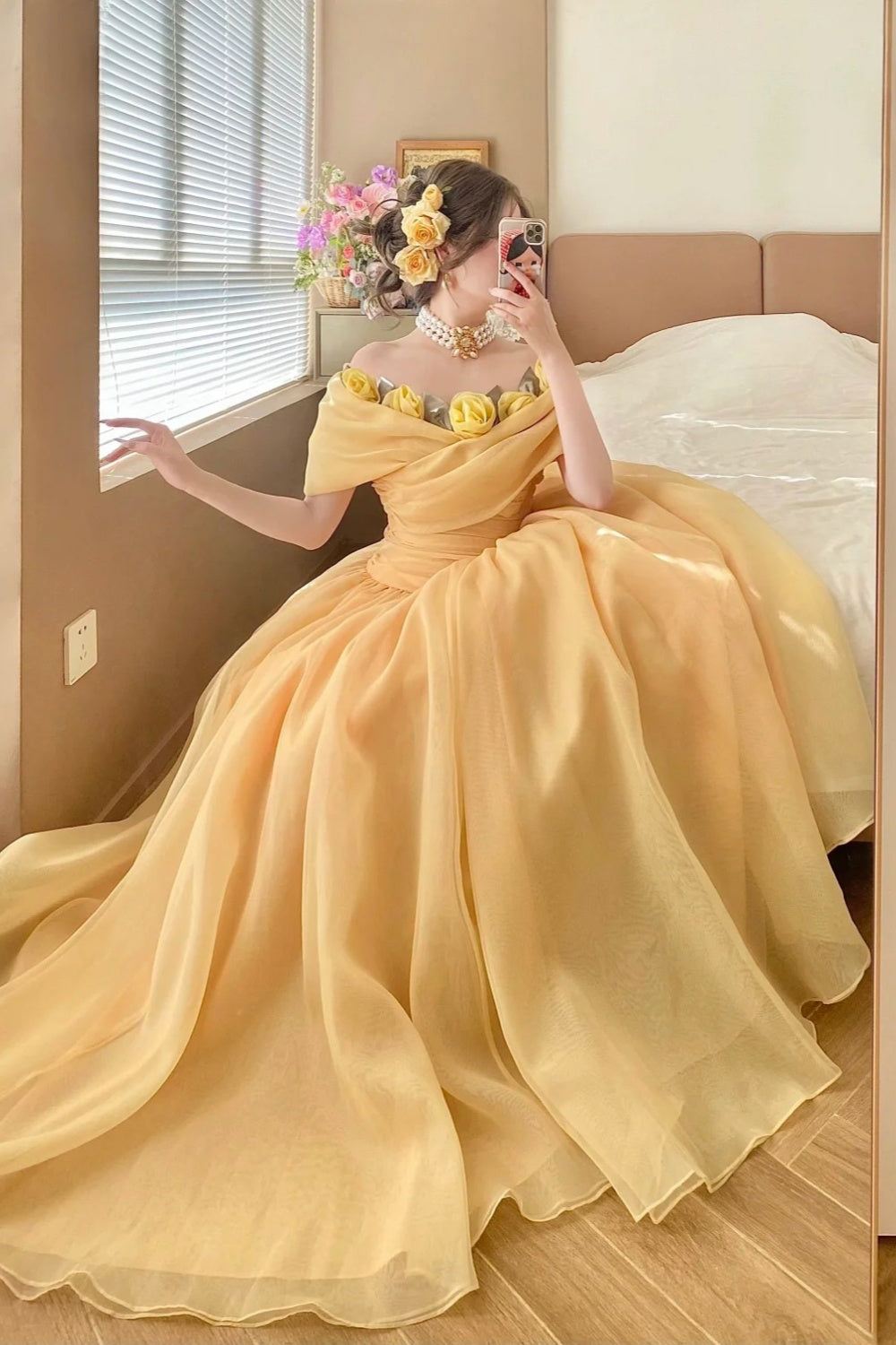 Robe de bal victorienne longue en organza jaune crème, épaules dénudées, ornée de roses 3D (gh6736)