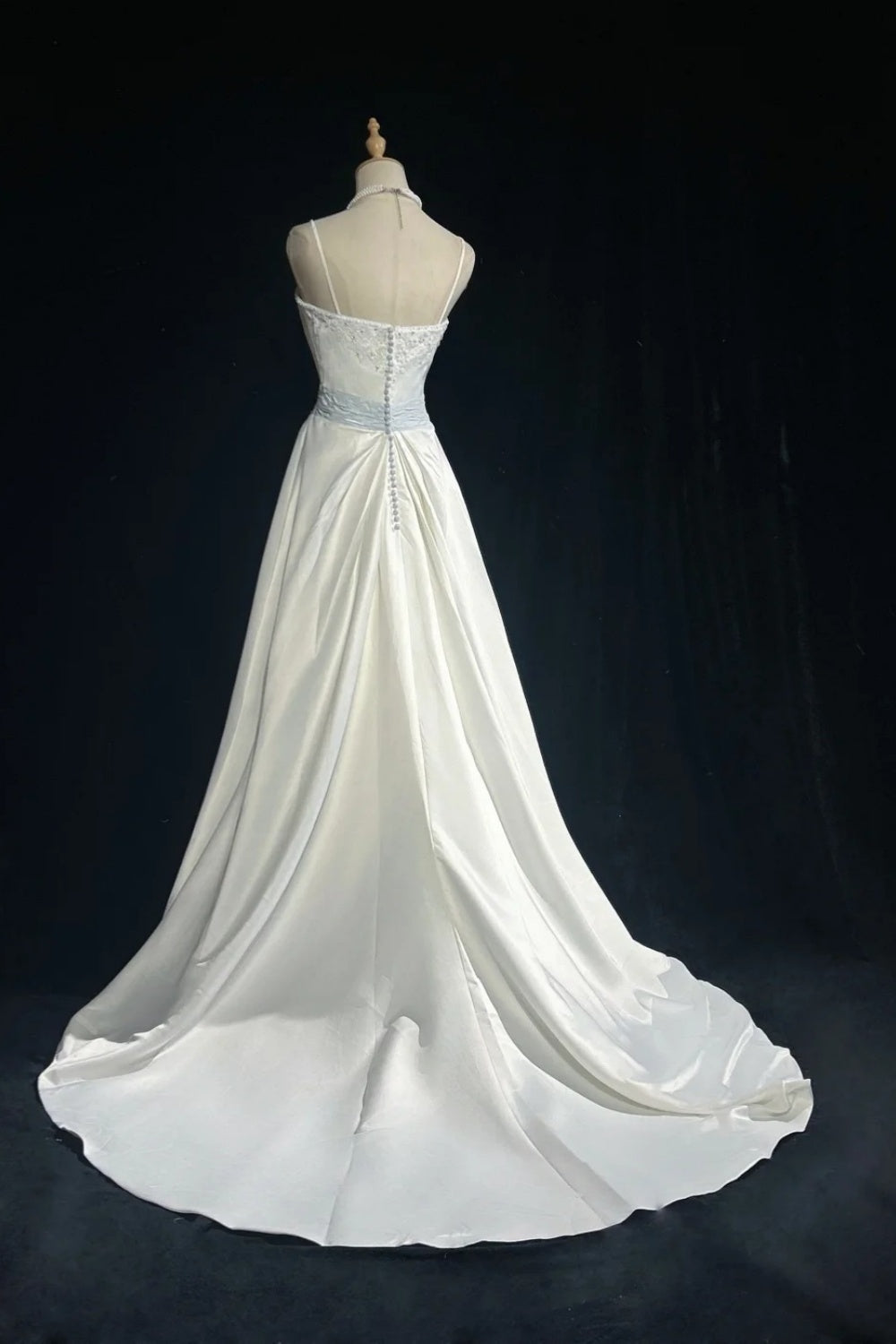 girlhomeshops - Weißes und blaues langes Satinkleid mit zarter Perlenstickerei gh6248