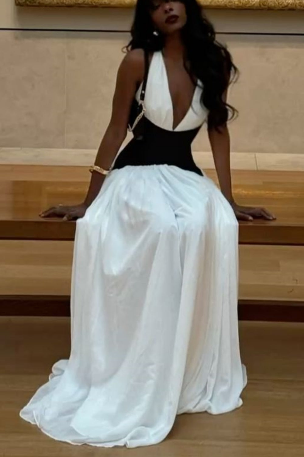 Robe de soirée dos nu à traîne contrastée noire et blanche | Robe de gala élégante et luxueuse à décolleté plongeant en V et taille cintrée gh6479