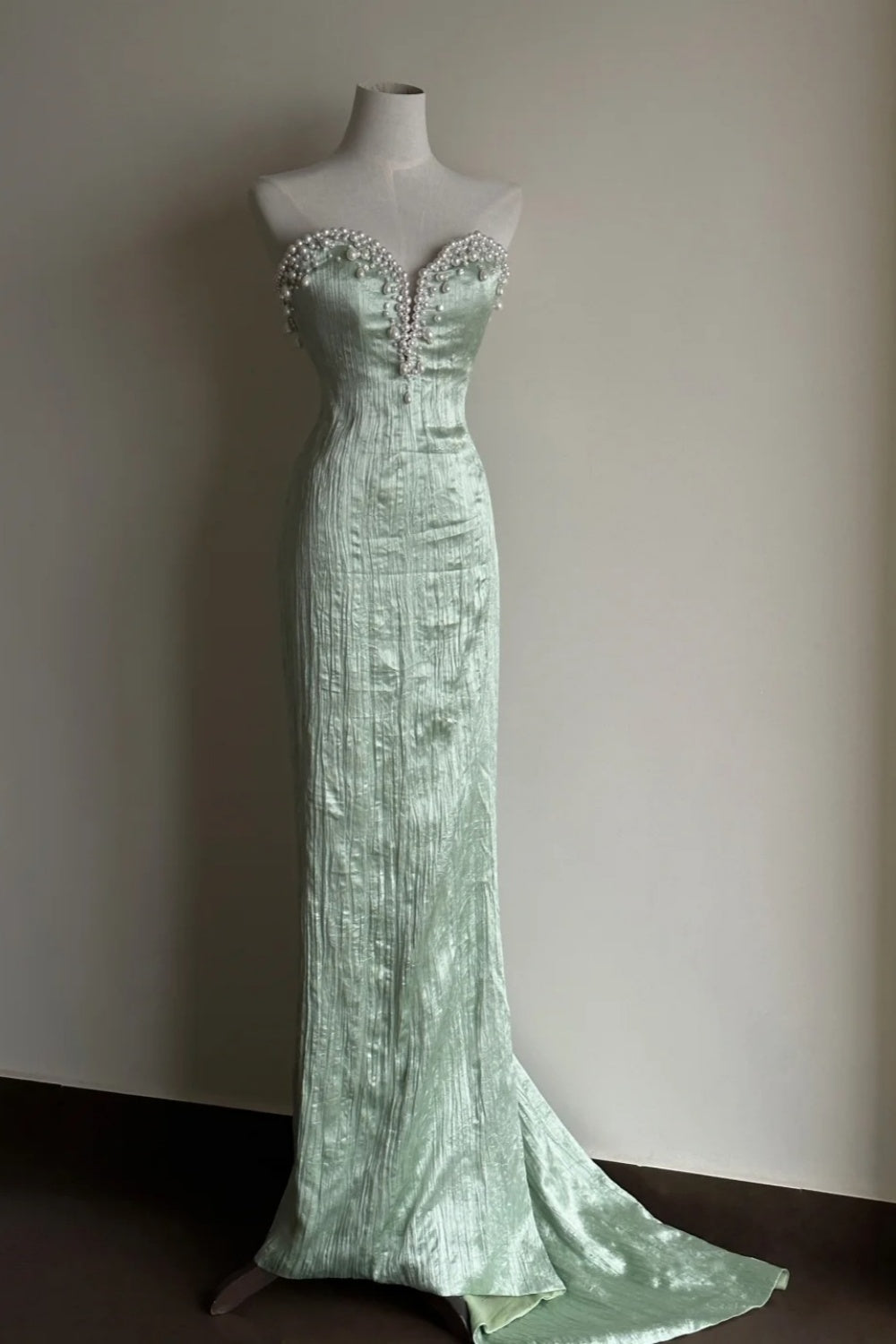 Grünes, exquisites, langes Satin-Abendkleid mit Perlenverzierungen gh6808