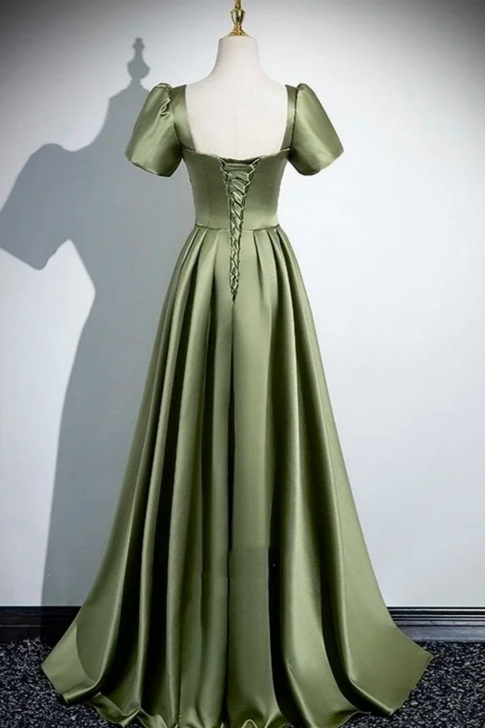 Vintage olivgrünes Satinkleid mit eckigem Ausschnitt, Puffärmeln und taillierter, ausgestellter Silhouette – ein elegantes Abendkleid für mondäne Damen (gh7074).