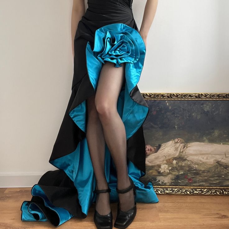 Schwarzes elegantes herzförmiger Ausschnitt mit Rüschenrock, langer Satin-Bodenlänge, Schleppe, Ballkleid, Abendkleid, Partykleid gh3237