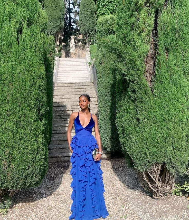 Robe de soirée longue en mousseline de soie à volants et col en V bleu gh3037