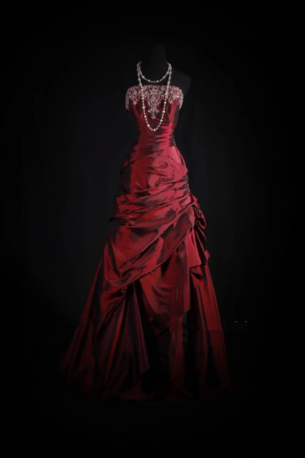 Luxuriöses, burgunderrotes, perlenbesetztes, trägerloses Satin-Abendkleid im Retro-Stil – Abend- und Hochzeitskleid gh6571