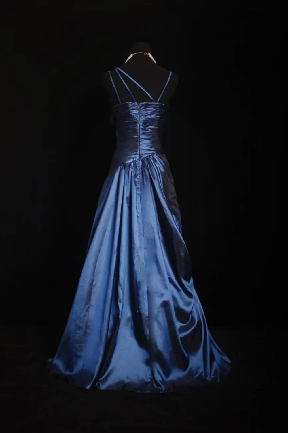 girlhomeshops-Marineblaues Satin-Abendkleid mit Spaghettiträgern, Pailletten, Perlen und großer Schleife, bodenlang, gh6305