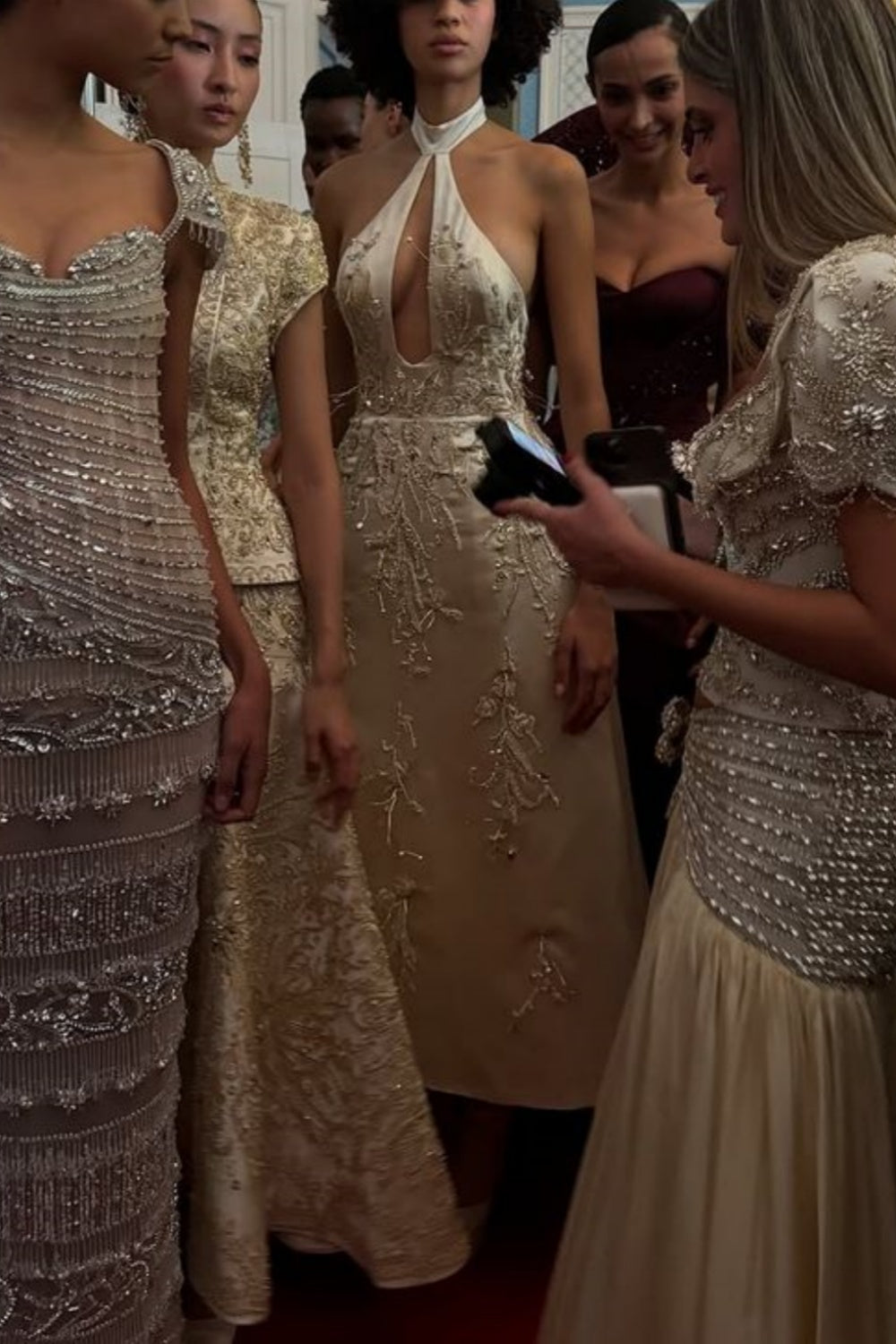 girlhomeshops – NEUES LANGES WEISSES KLEID MIT FEINER PERLENBEGRENZUNG UND ELEGANTEN SATIN-TRÄGERN. Gh6329
