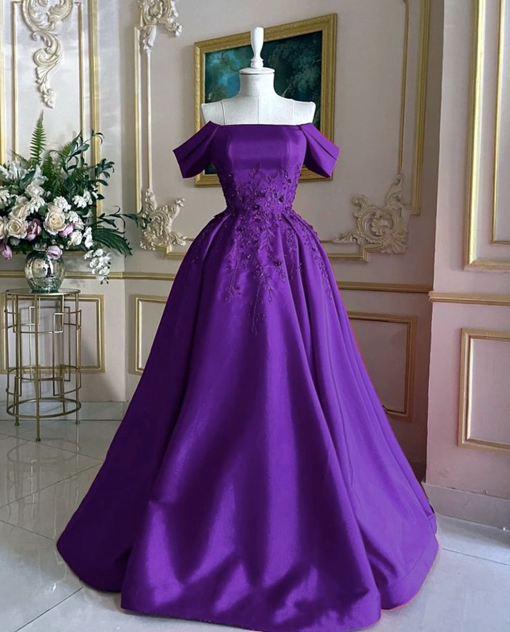Wunderschönes, exquisites, trägerloses, langes Ballkleid aus Satin mit Perlenbesatz in Lila gh3219
