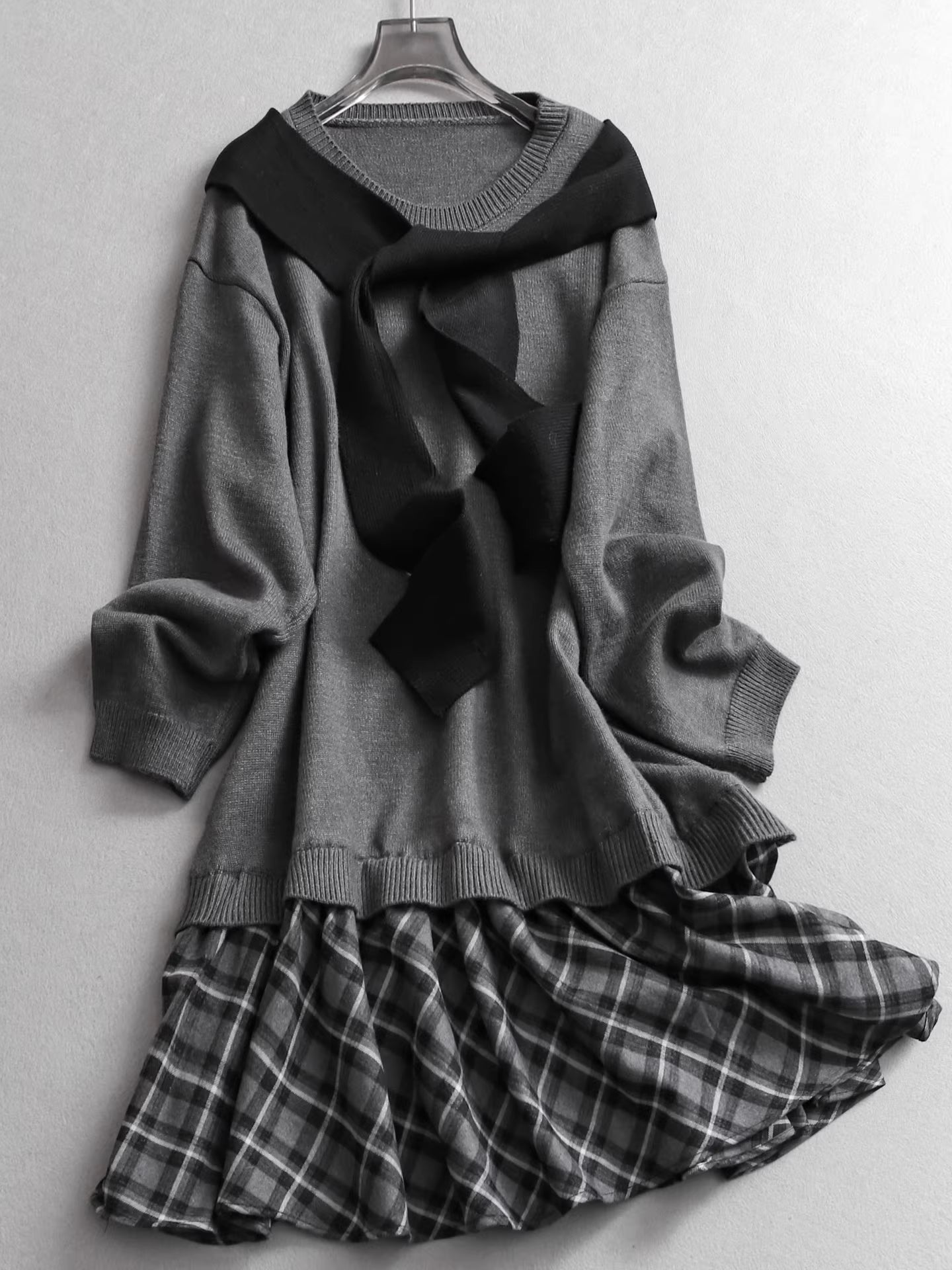 Graues, zweiteiliges Kunstfellkleid mit Schal, langen Ärmeln, kariertem Rock und Strickpullover – ein jugendliches, langärmeliges Damenkleid (Artikelnummer 11323)
