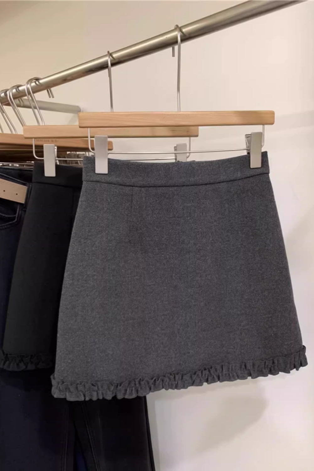 Grauer Woll-Midirock für Damen, hochtaillierter A-Linien-Rock mit Spitzenbesatz, figurbetonter Minirock für zierliche Frauen. 11412