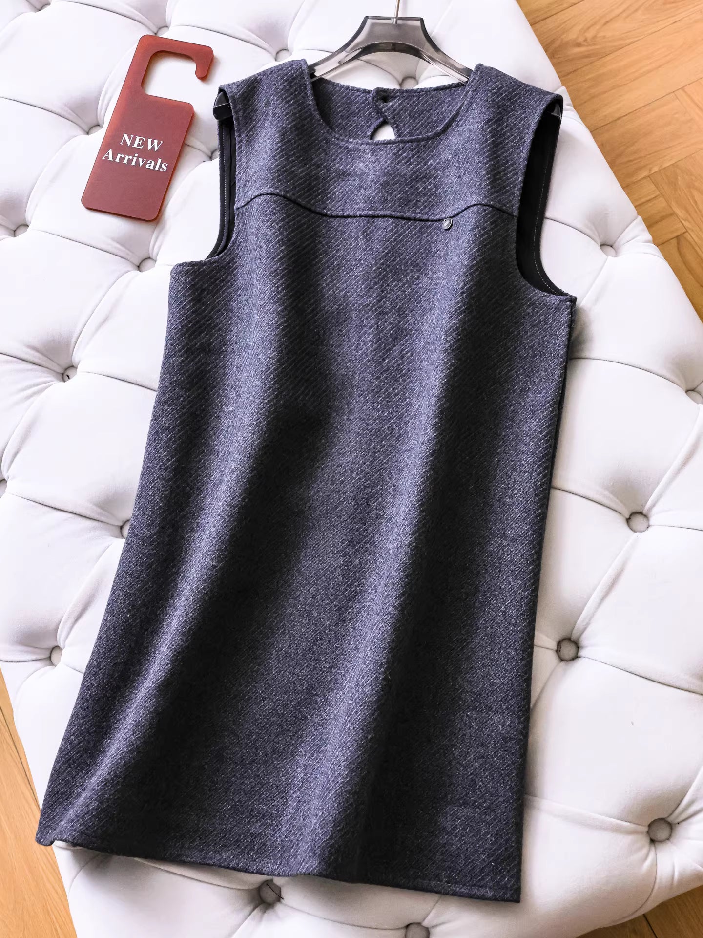Einfarbiges, strukturiertes, durchbrochenes, locker geschnittenes, ärmelloses Westenkleid mit Rundhalsausschnitt und lockerem Schnitt, kombiniert mit einer Wollweste (Damenkleid 11306)