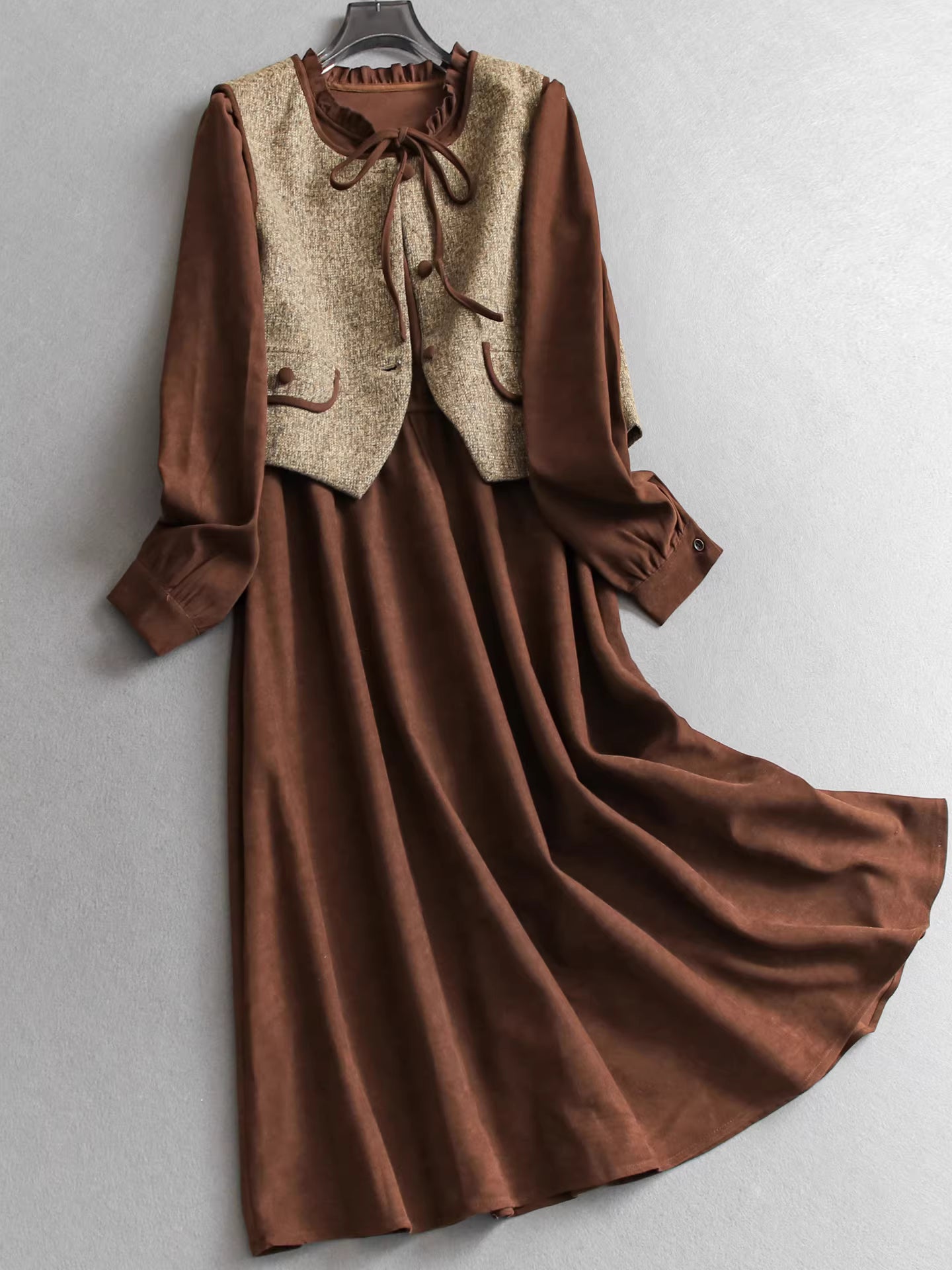 Hohe Taille! Schlankmachend und die Beine optisch verlängernd! Farblich abgesetzter Wollkostümrock kombiniert mit einem langärmeligen Kleid. 11318