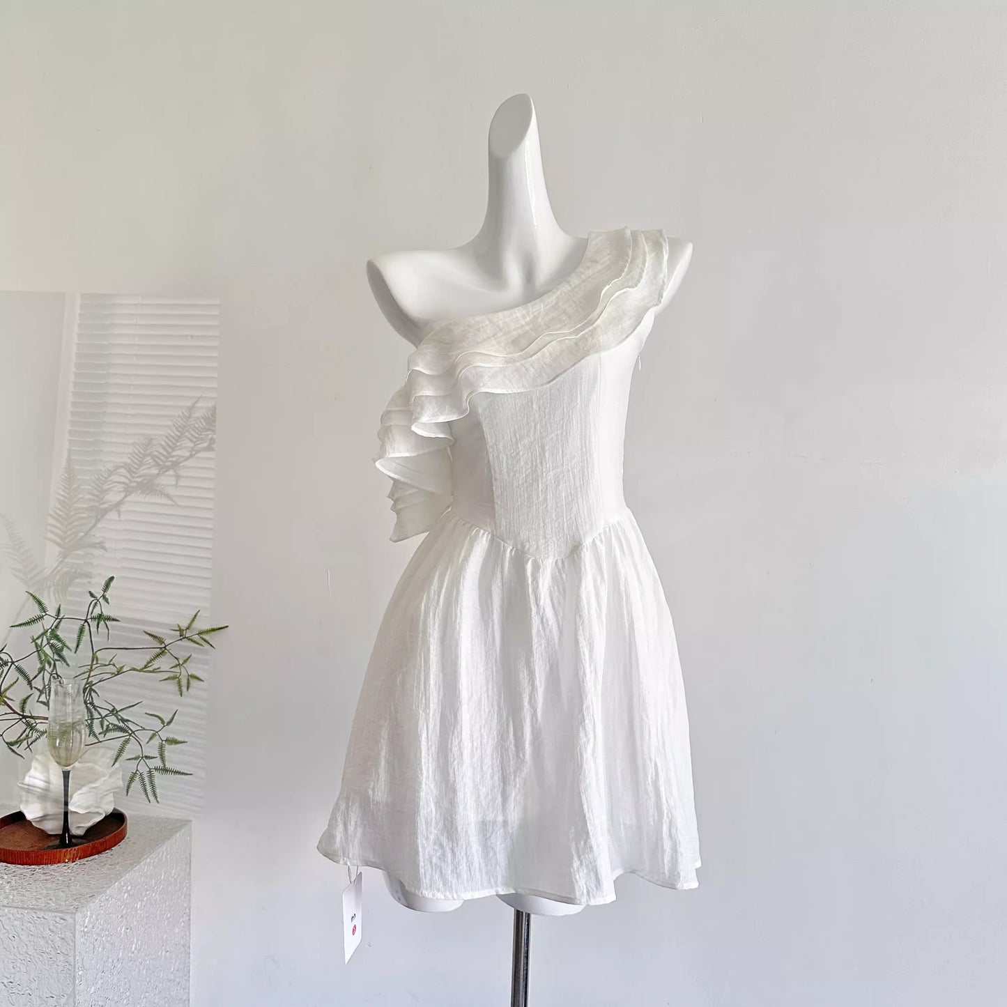 Zartes, feminines, schulterfreies, weißes Rüschenkleid im französischen Stil – ein neuer Frühlingstrend, der die Figur vorteilhaft betont. 11458