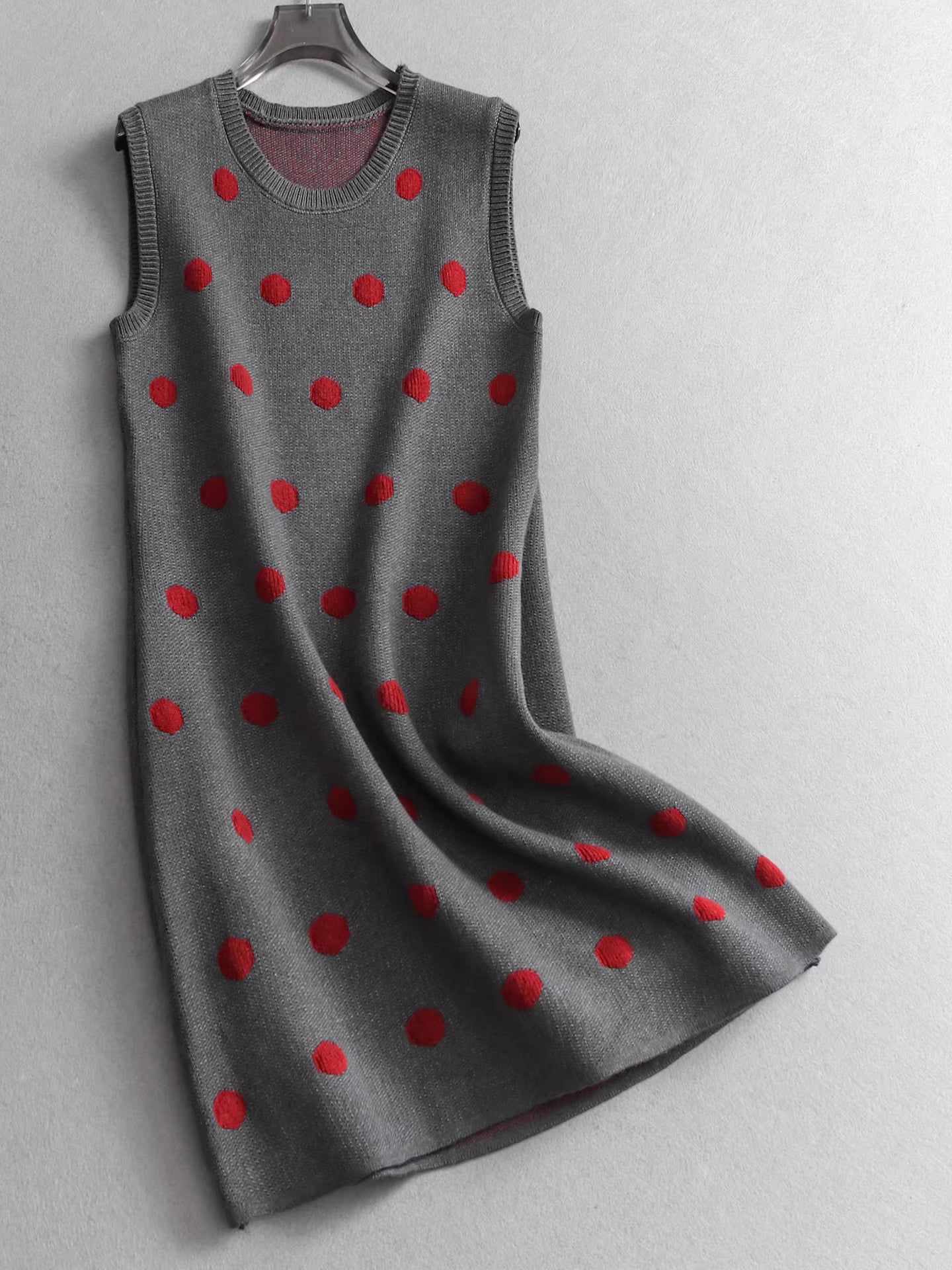 Ärmelloses, figurbetontes Strickkleid mit Rundhalsausschnitt und Farbblock-Polka-Dots, zartes und jugendliches Westenkleid für Damen. 11305