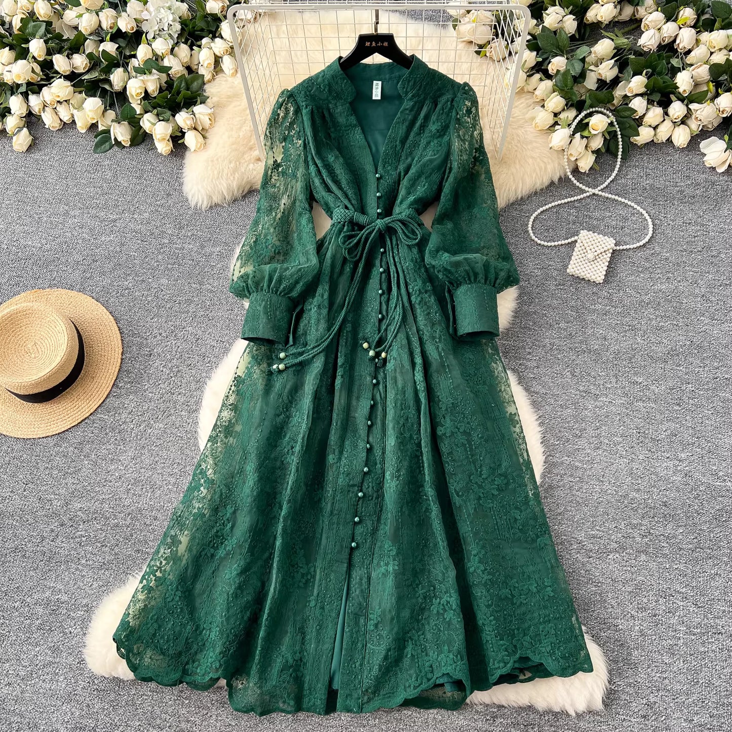 Französisches, hochwertiges Damenkleid im Frühlingsstil, tailliert, aufwendig bestickt, V-Ausschnitt, Laternenärmel, einreihig, lang. 11493