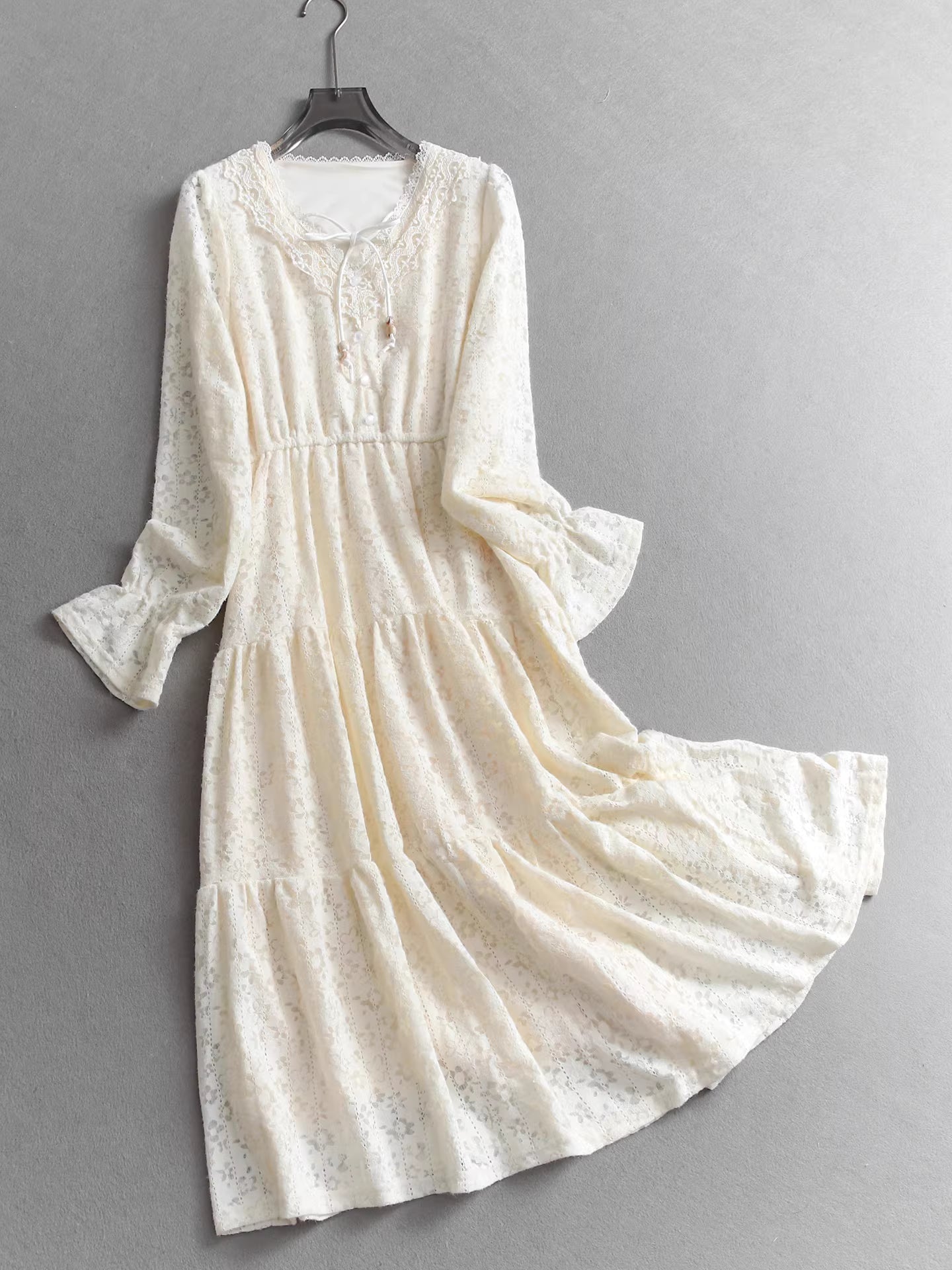 Elegantes, einfarbiges Spitzenkleid mit Schleife, V-Ausschnitt, elastischem Bund, langen Ärmeln und schlankmachender, jugendlicher Ausstrahlung (Modell 11311)