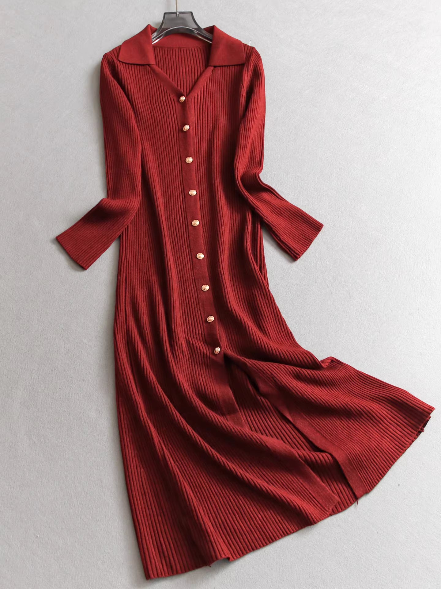 Elegantes, einreihiges, figurbetontes, langes Strickkleid mit V-Ausschnitt aus Stretchmaterial, ideal zum Tragen als Unterkleid. 11320