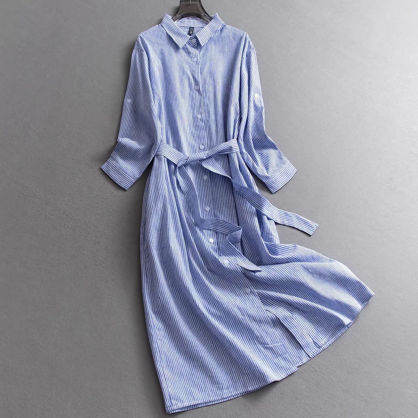 Blau gestreiftes Hemdblusenkleid mit Kragen und Bindeband, figurschmeichelnder Herbststil, lange Ärmel, tailliertes Design, elegantes Kleid. 11333